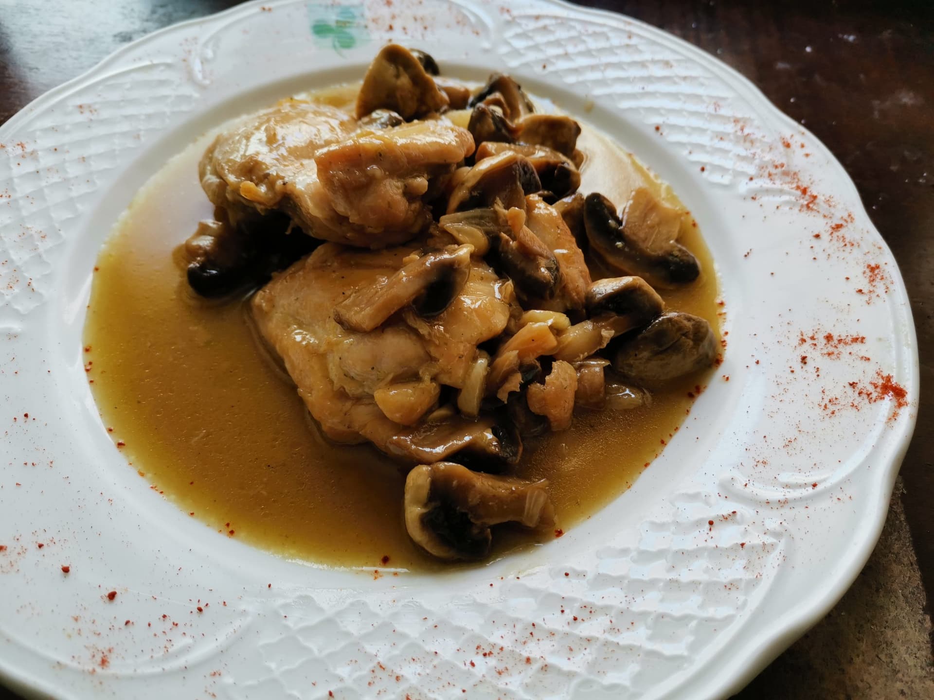 Poulet à l'ail et champignons : recette parfumée