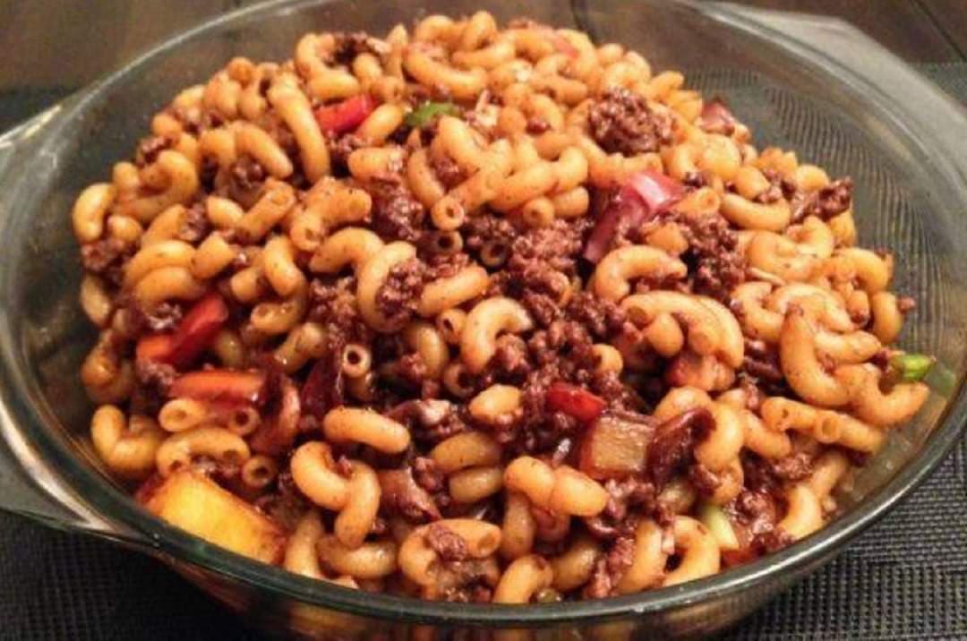 Des macaronis sautés aux haricots rouges