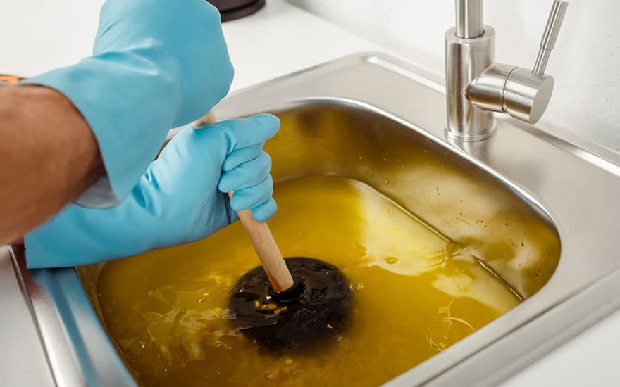 La meilleure façon de déboucher votre évier sans utiliser de produits coûteux.