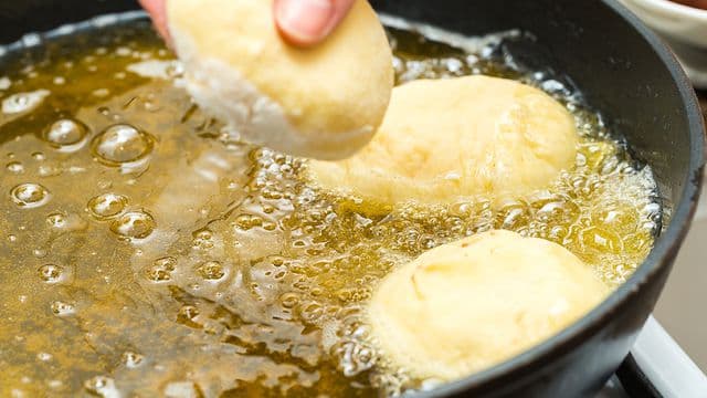 Les raisons et les moyens d&rsquo;éviter les débordements d&rsquo;huile lors de la friture.