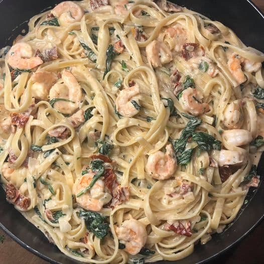 Fettucini aux crevettes dans une sauce crémeuse