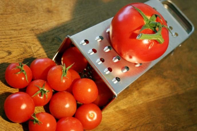 Le secret d&rsquo;une délicieuse et savoureuse sauce tomate: Il suffit de râper vos tomates