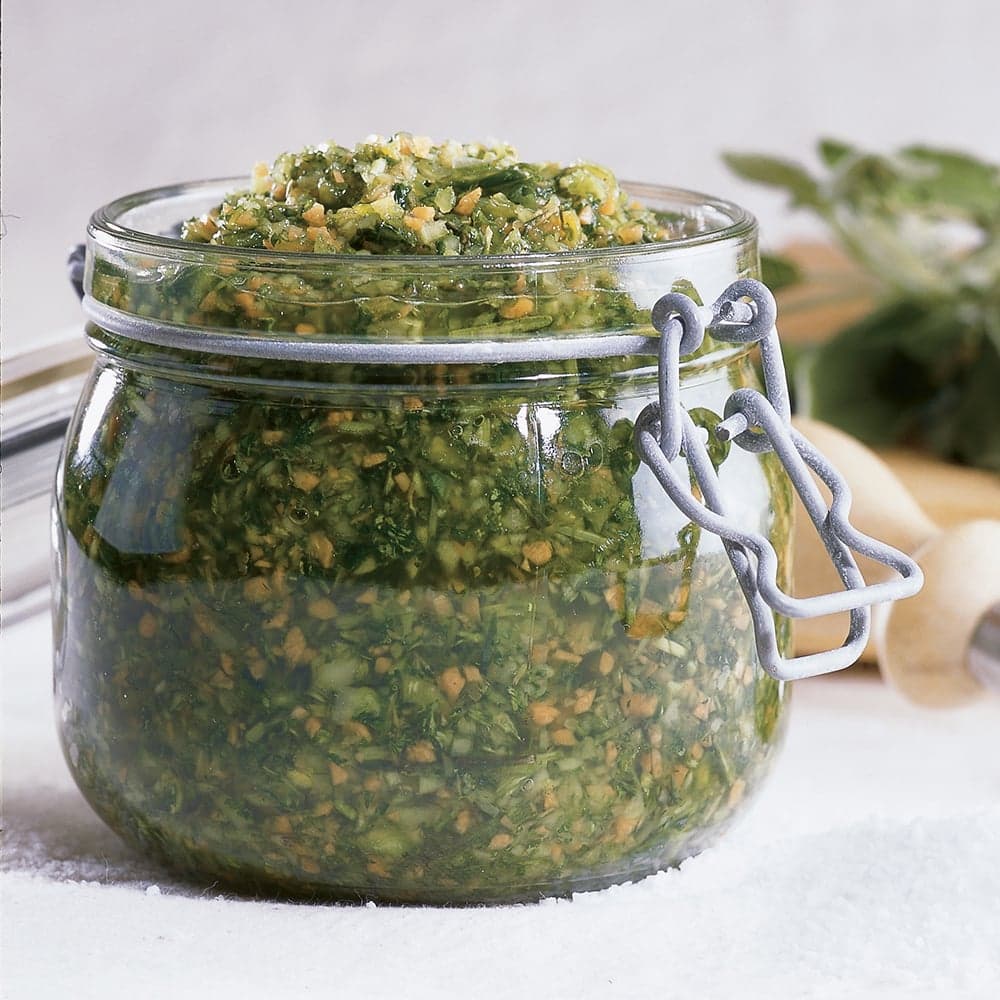 Hacher les herbes ou condiments avec du sel.