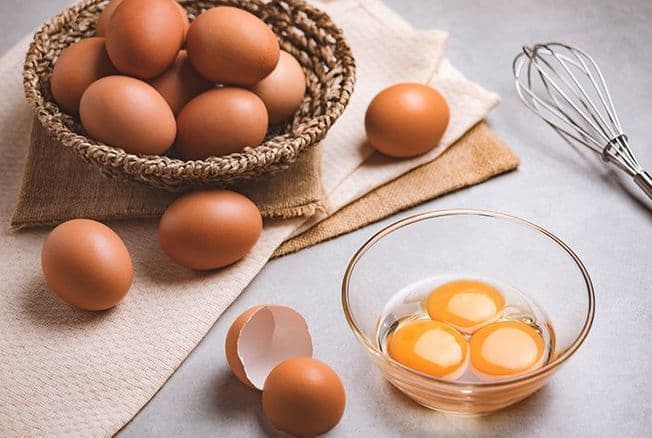 Astuces pour enlevez les morceaux de coquille tombés dans les œufs