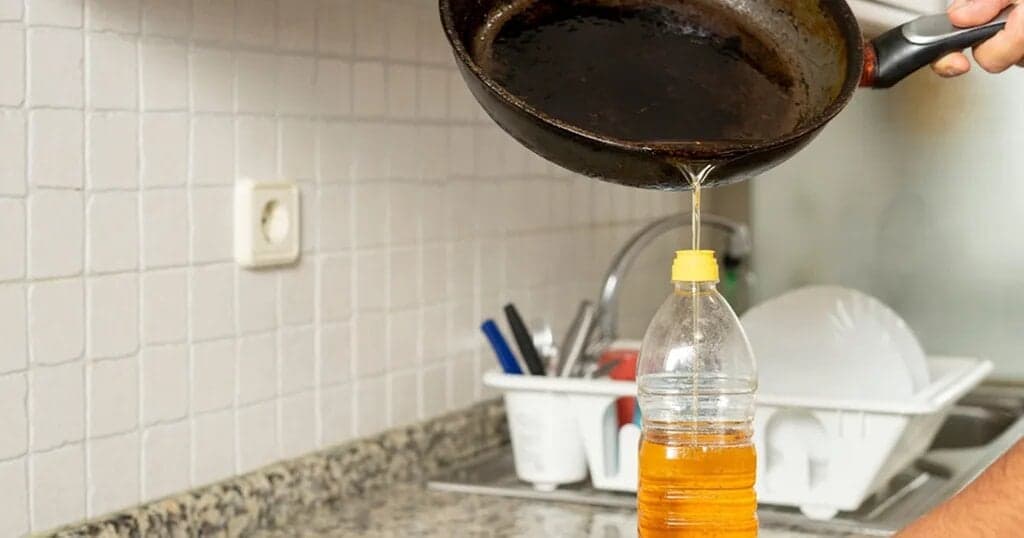 Une astuce facile et simple pour se débarrasser de l&rsquo;huile sans obstruer les égouts