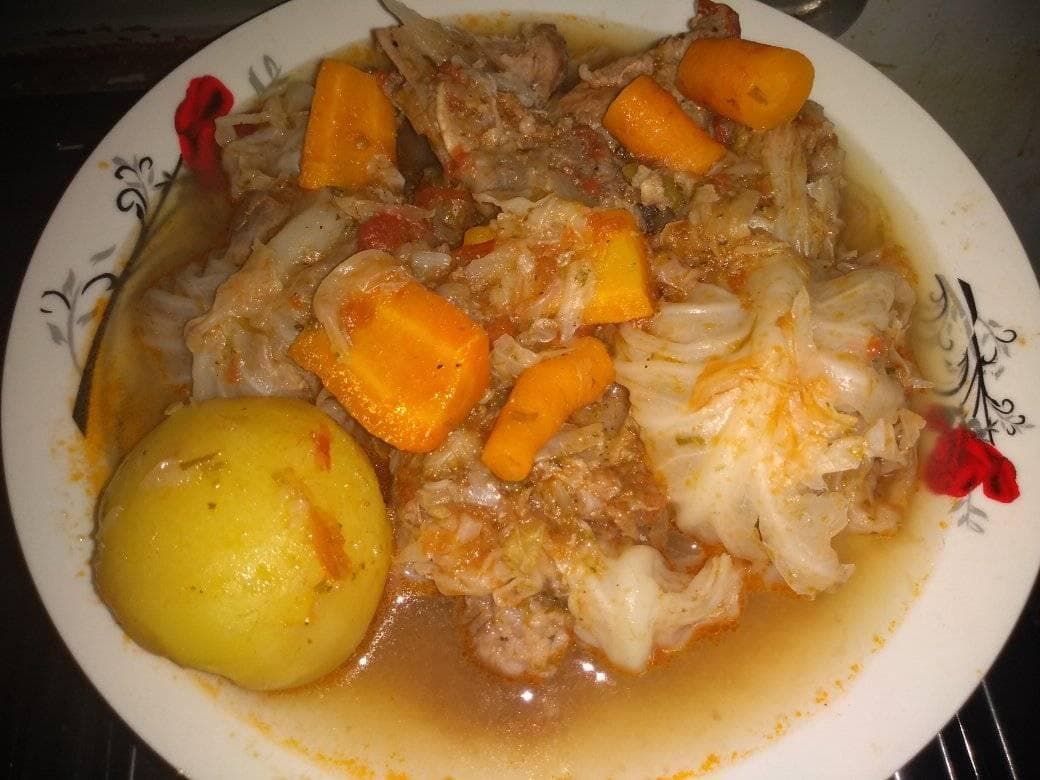 Bouillon de côte au choux, carotte et pommes de terre