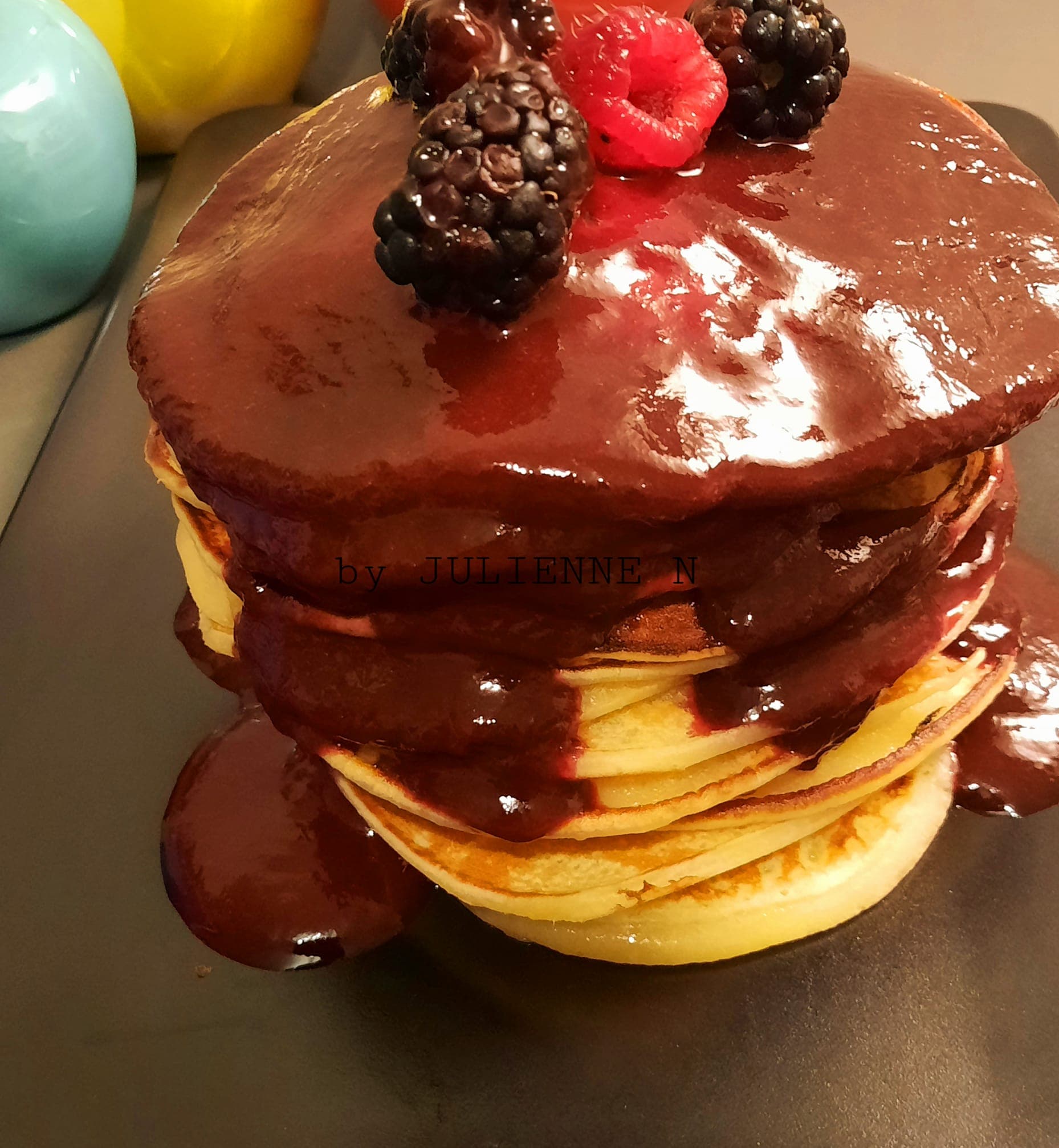 Pancakes au yaourt nature et coulis de framboises/mûres