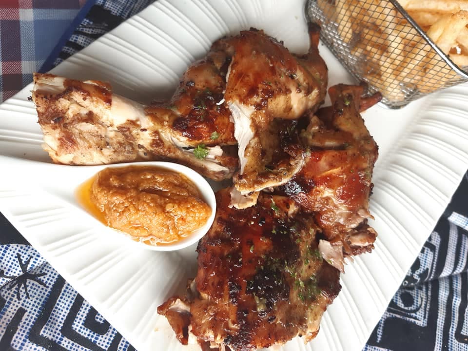 Lapin grillé accompagné de frites