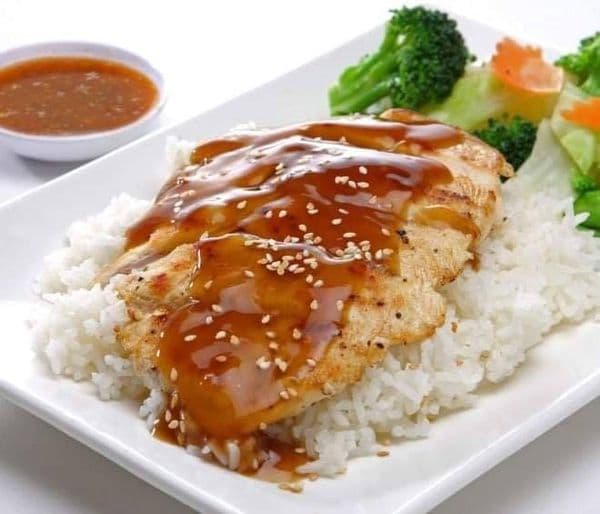 Poulet au miel et à la moutarde, riz et petits légumes.