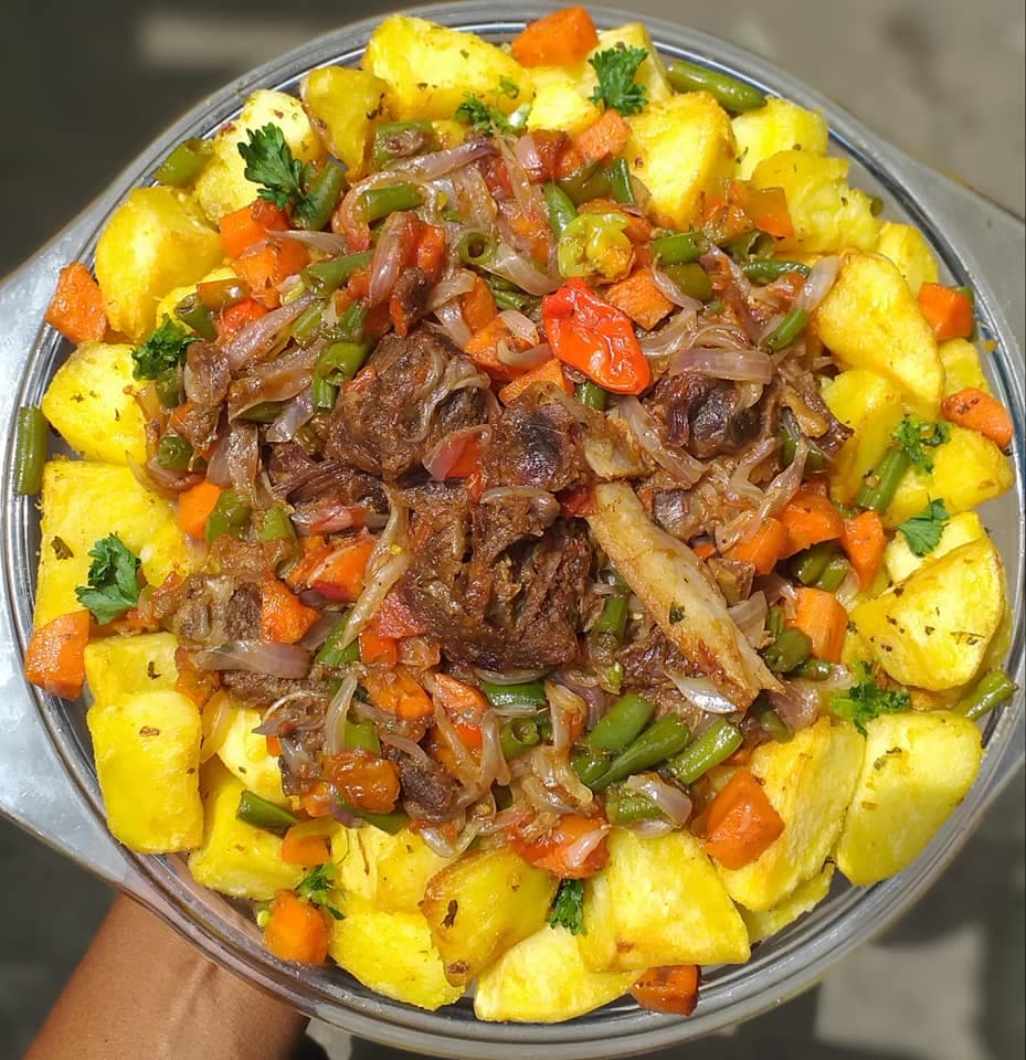 Pommes de terre et moutons sautés avec petits légumes