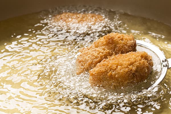 Nos conseils pour nettoyer l’huile de friture et la réutiliser