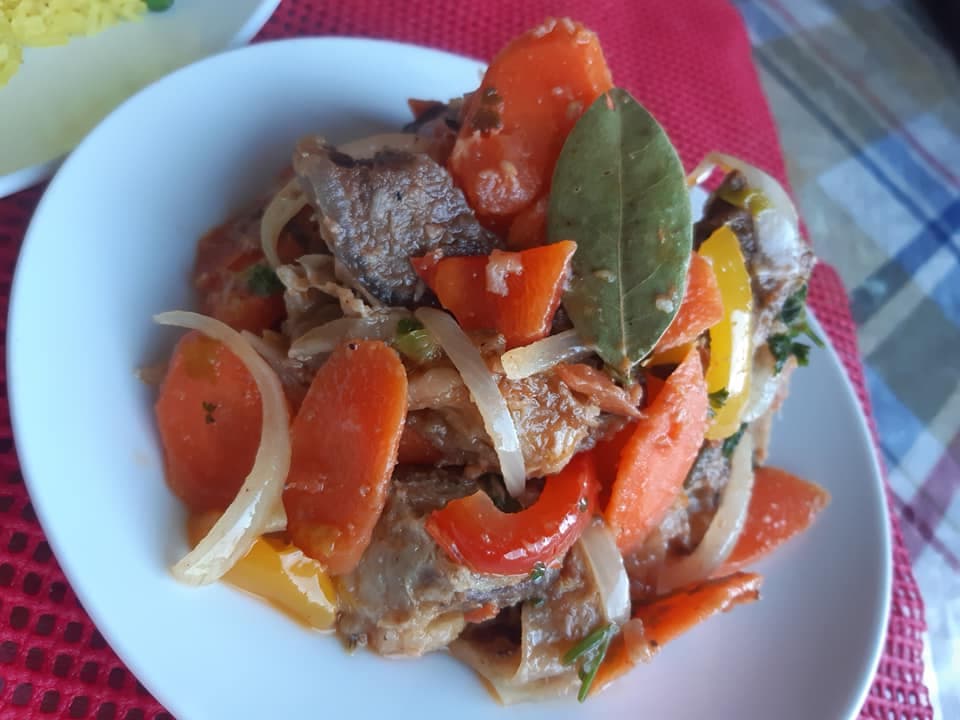 Cote de bœuf aux carottes accompagné de riz au curry.