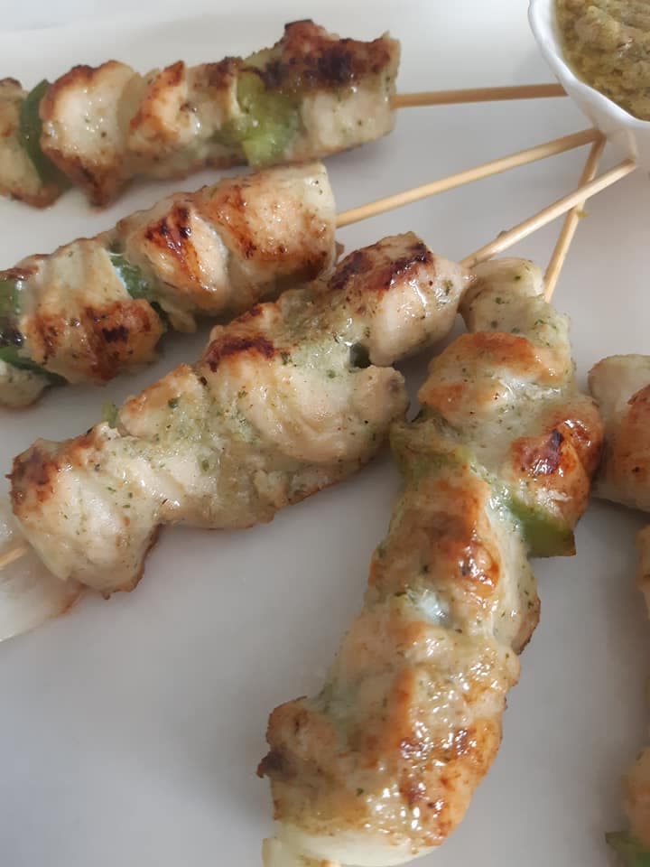 Brochettes de poulet à la poêle.
