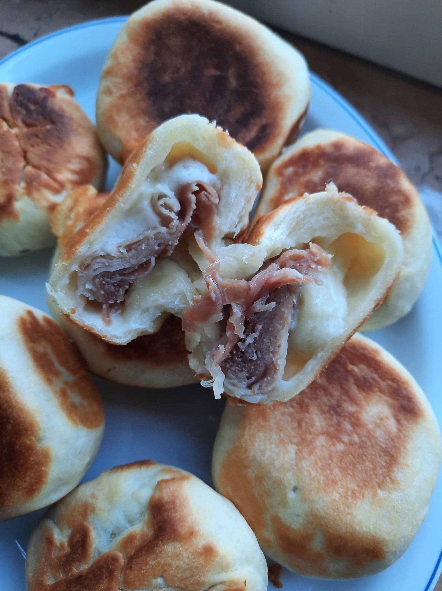 Petits pains farcis au fromage et jambon cru
