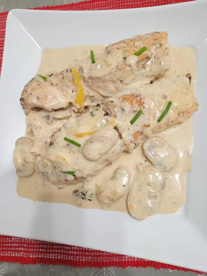 Du saumon aux champignons à la crème citronnée.