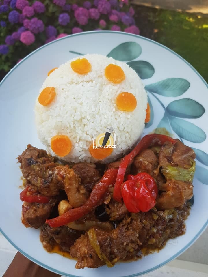 Riz blanc accompagné de viande poireaux et aubergines