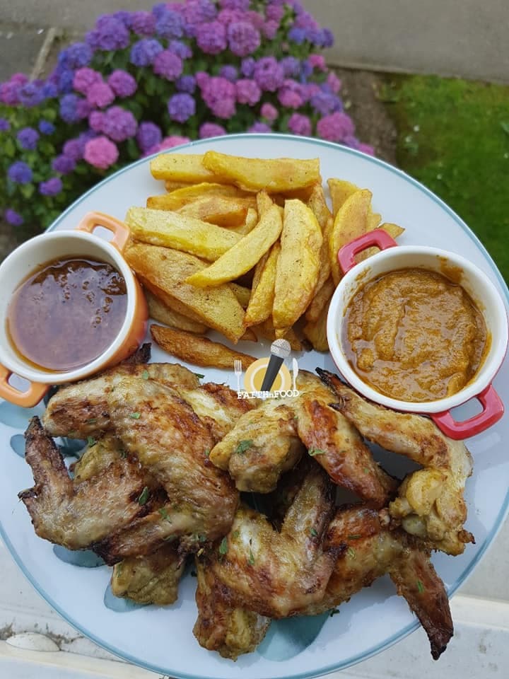 Ailes de poulet au four accompagné de frites de pommes de terre.