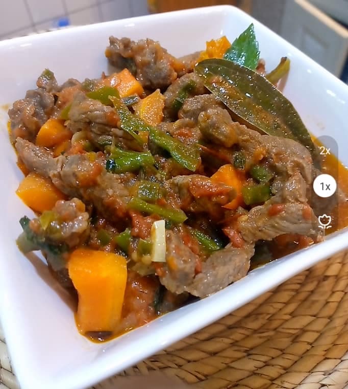 Des émincés dorés et moutardés à la sauce tomate