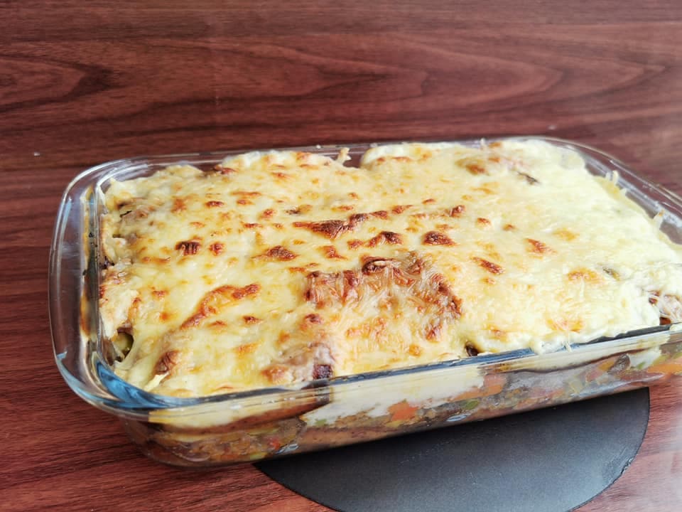 Gratin de bananes plantain à la viande hachée.