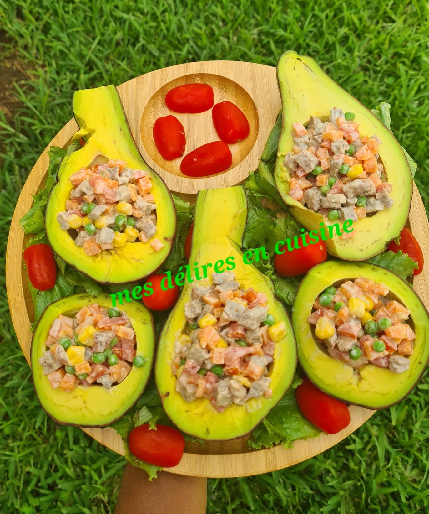 Avocat farcie à la viande et petits légumes