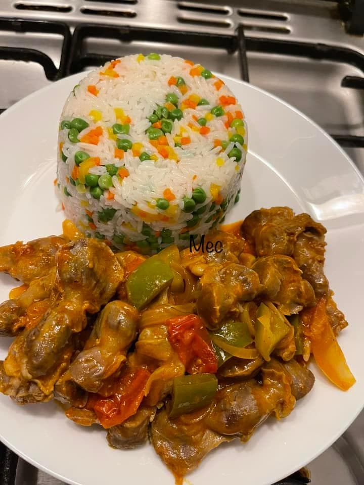 Sauté de gésiers accompagné de riz.