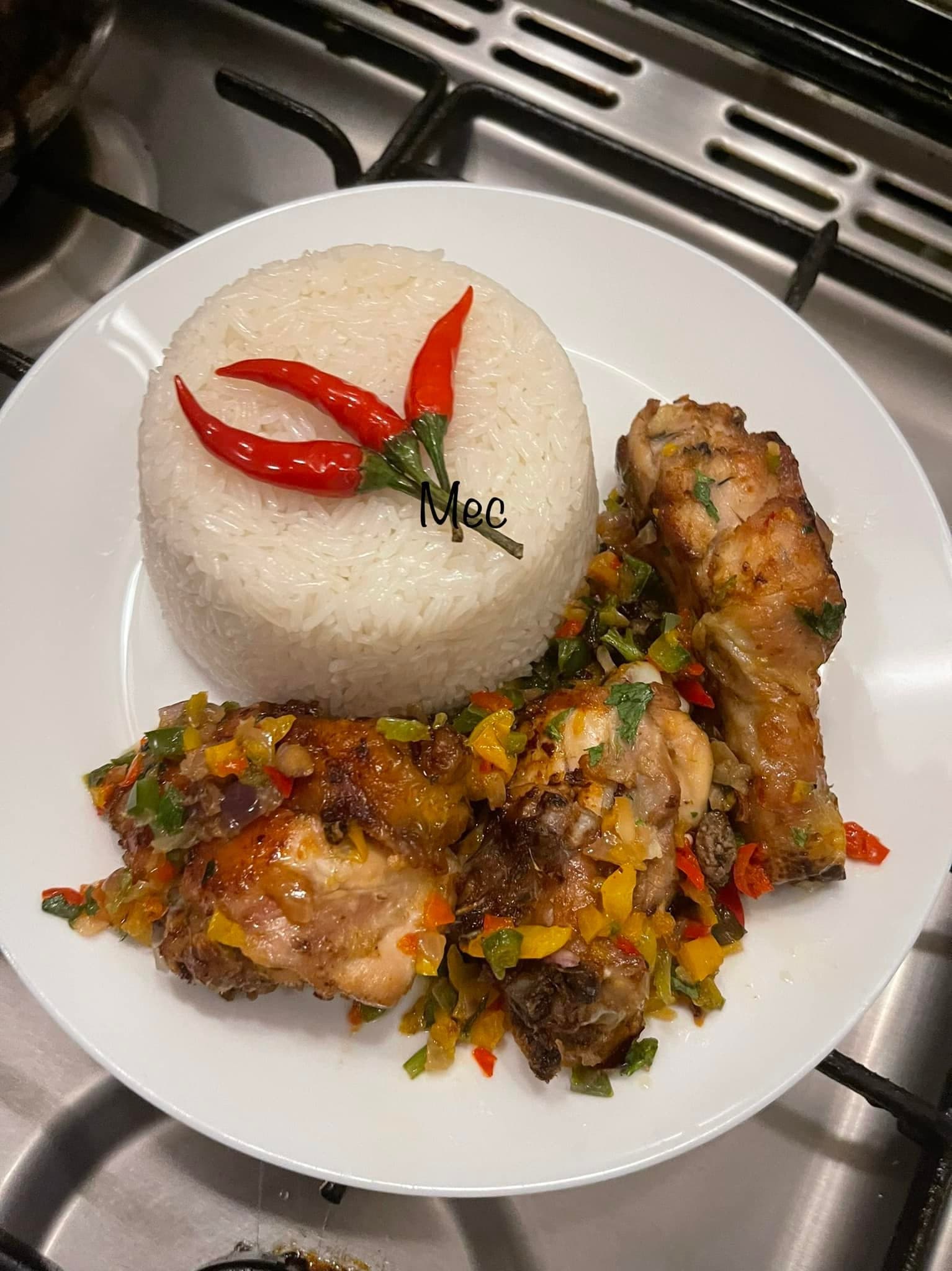 Poulet à la sauce tomate accompagné de riz