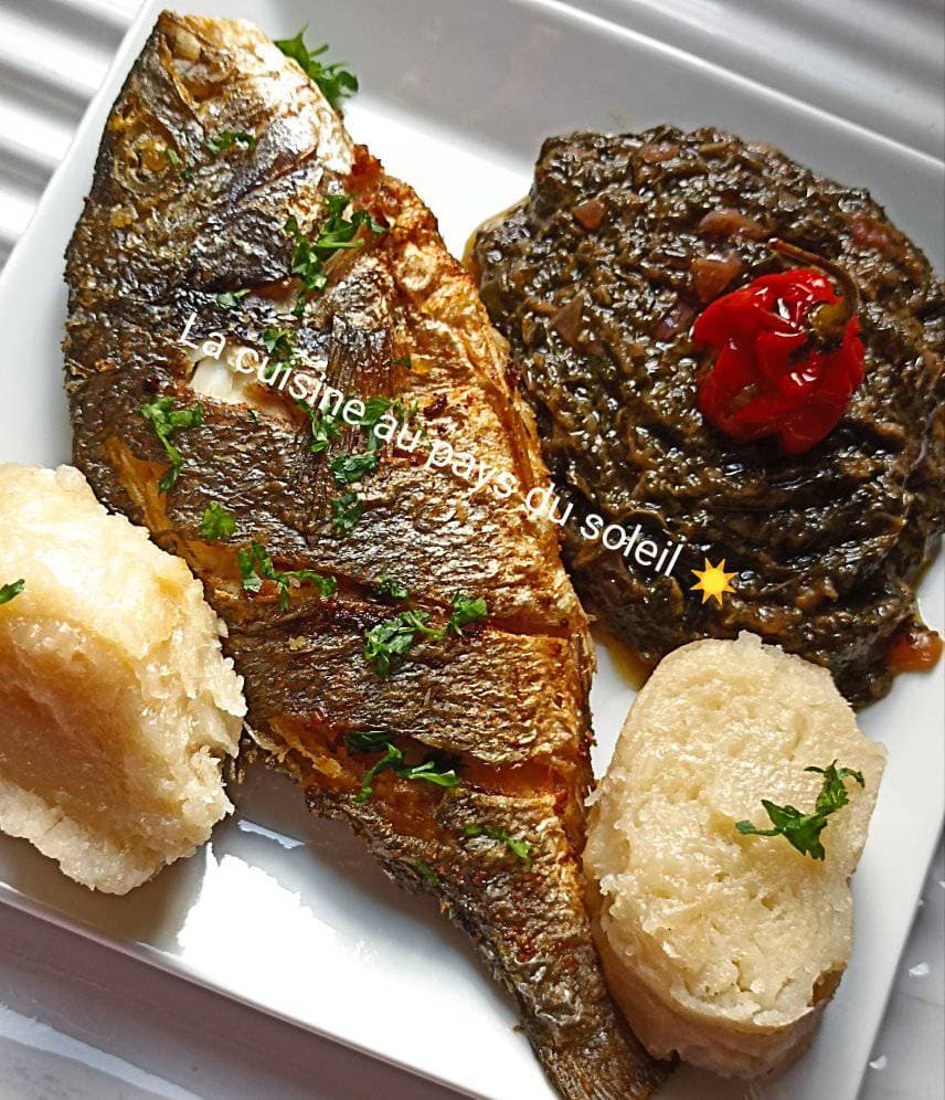 Daurade frit avec oseille accompagnés avec du manioc