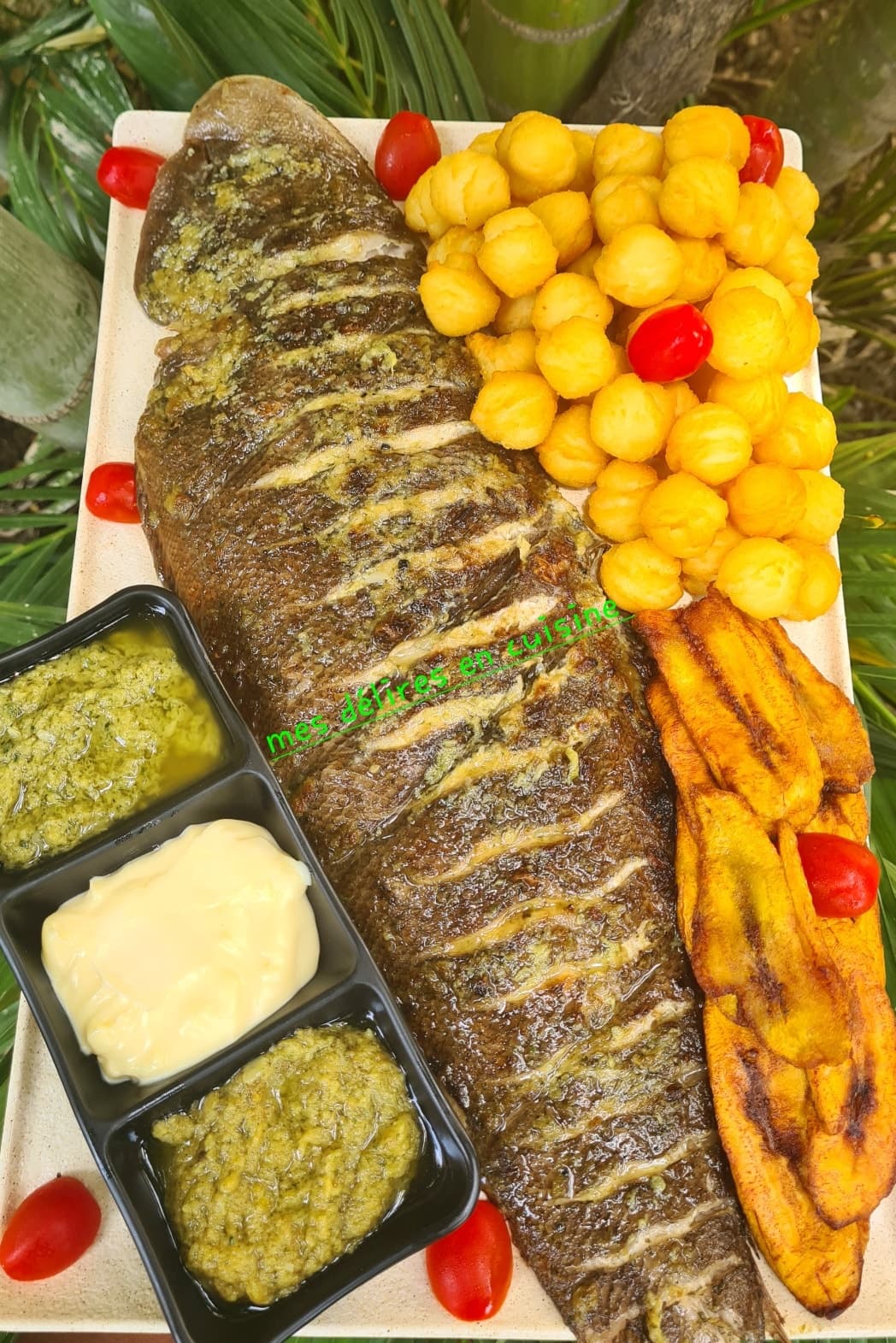 Sole grillée accompagnée de boulettes de pommes de terre et frites de plantain