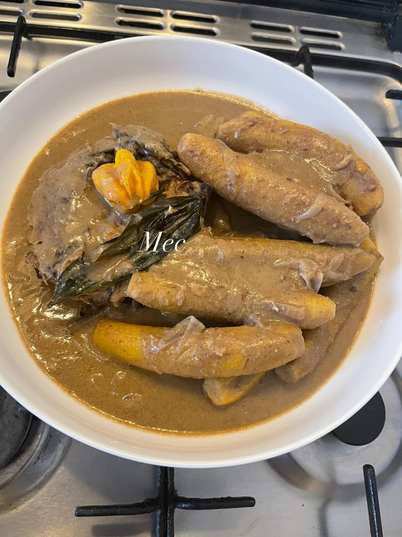 Plantain demi-mûr mijoté à la pâte d’arachide.