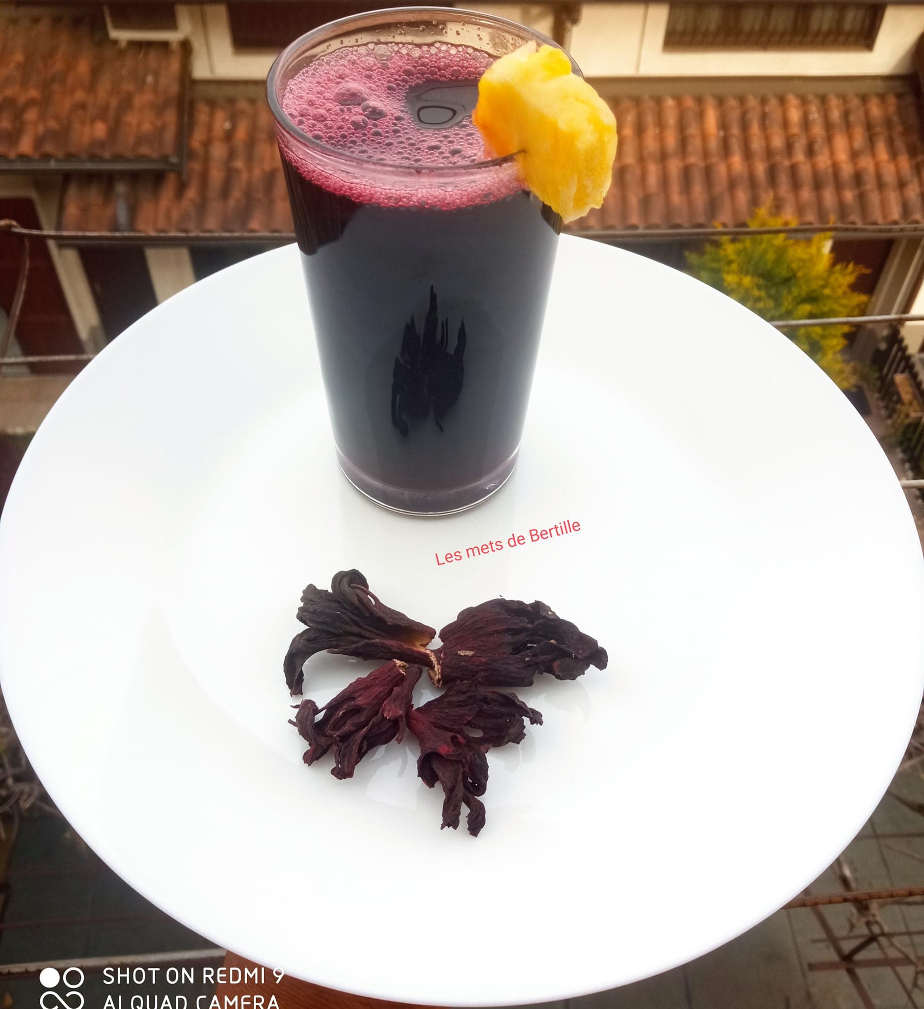 Jus de bissap au sucre de canne et à l’ananas sans les feuilles menthe