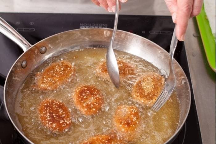 Comment utiliser une même huile plusieurs fois tout en évitant les odeurs?