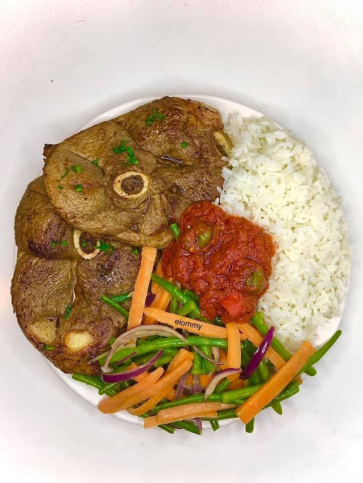 Gigots d’agneau avec légumes et riz sautés