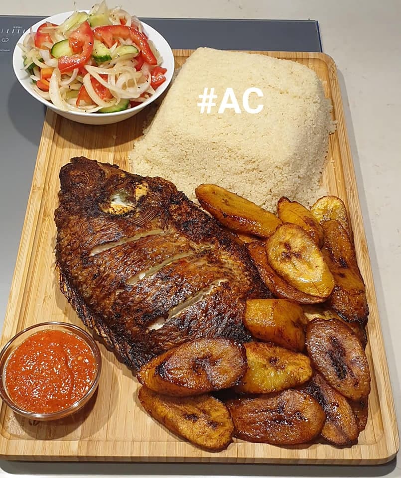 Attiéké avec poisson frit alloco et sa salade de crudités