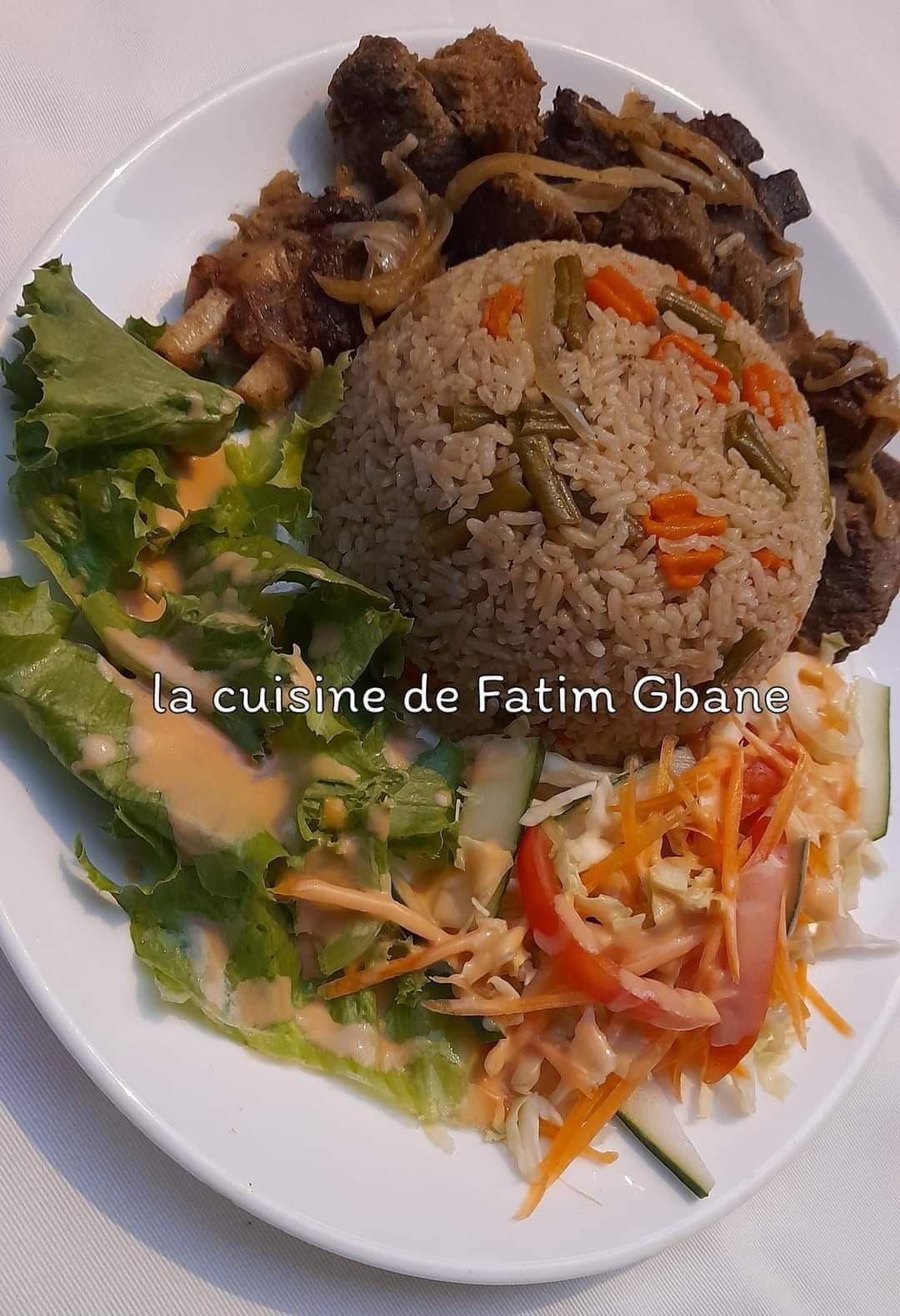 Riz gras à la viande de mouton avec sa délicieuse salade.