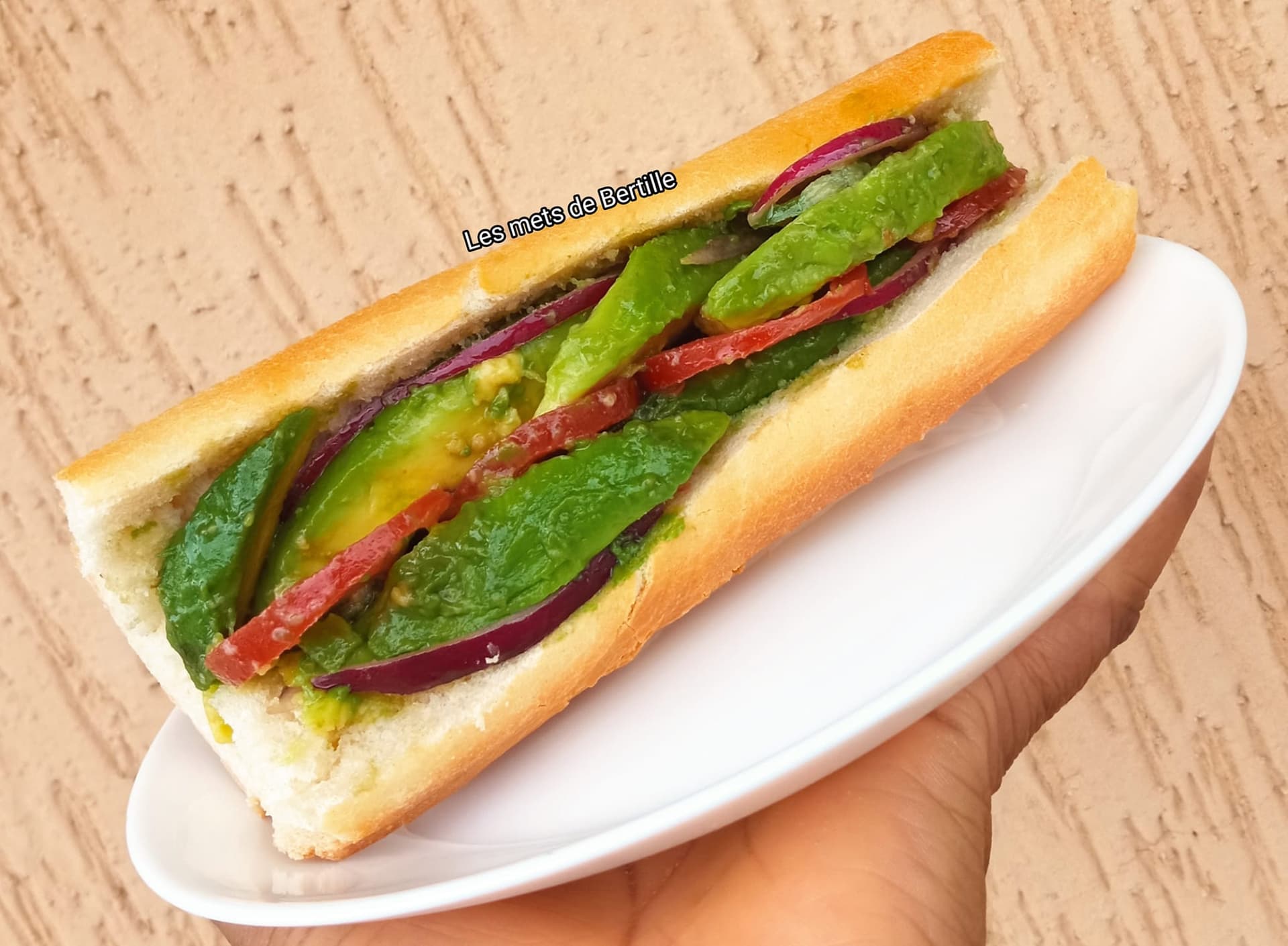 Sandwich à l'avocat et aux légumes frais