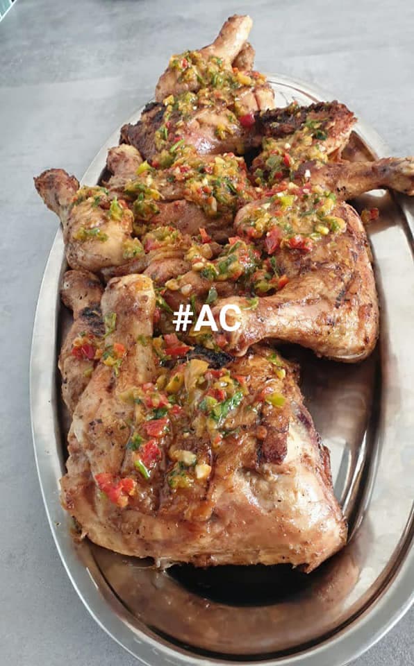 Cuisses de poulet braisées avec la marinade crue.