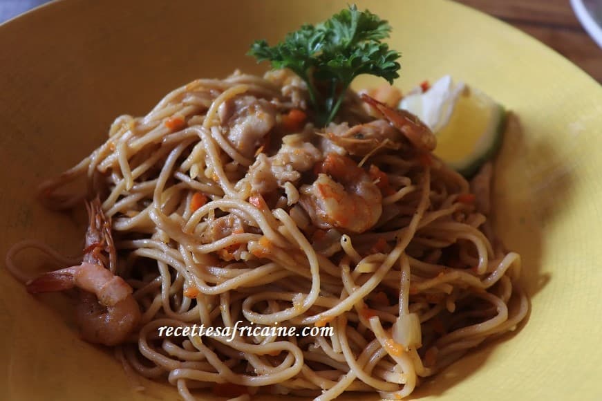 Les nouilles aux crevettes sautées