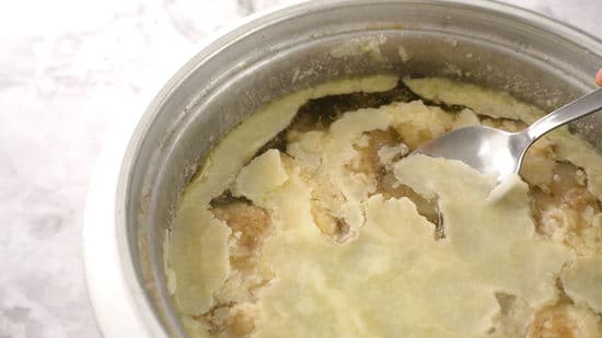 L’astuce parfaite pour enlever l’excédent de gras d’un plat