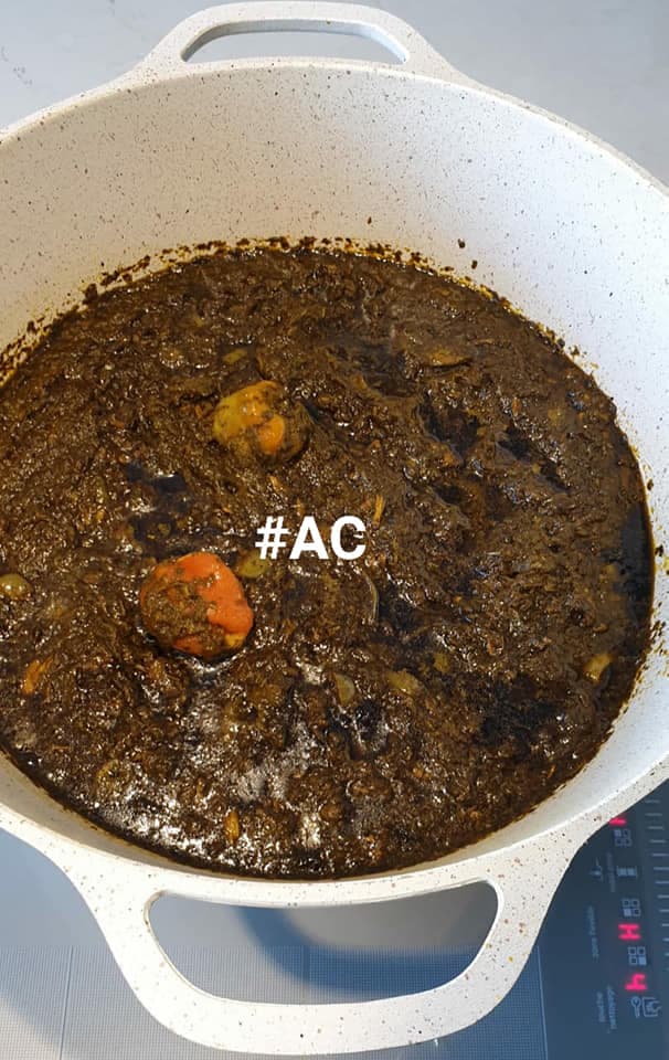 Feuilles de manioc au jus de noix de plame ou de graines.