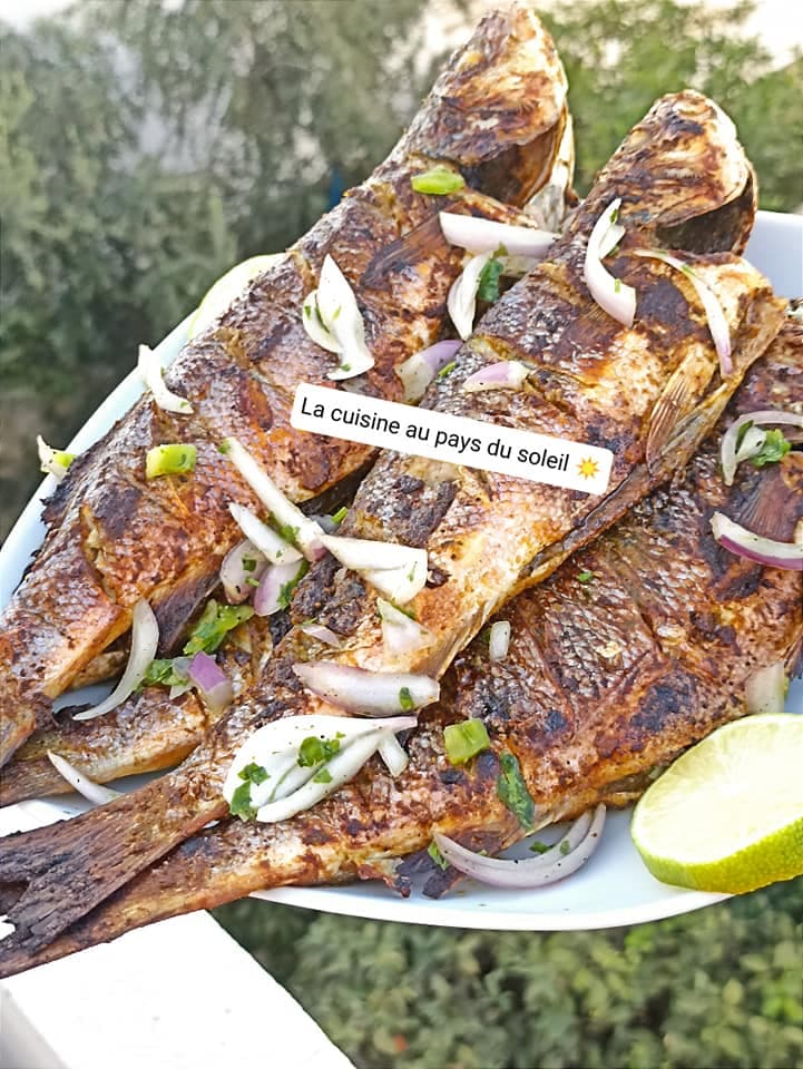 Délicieux poisson braisé au charbon