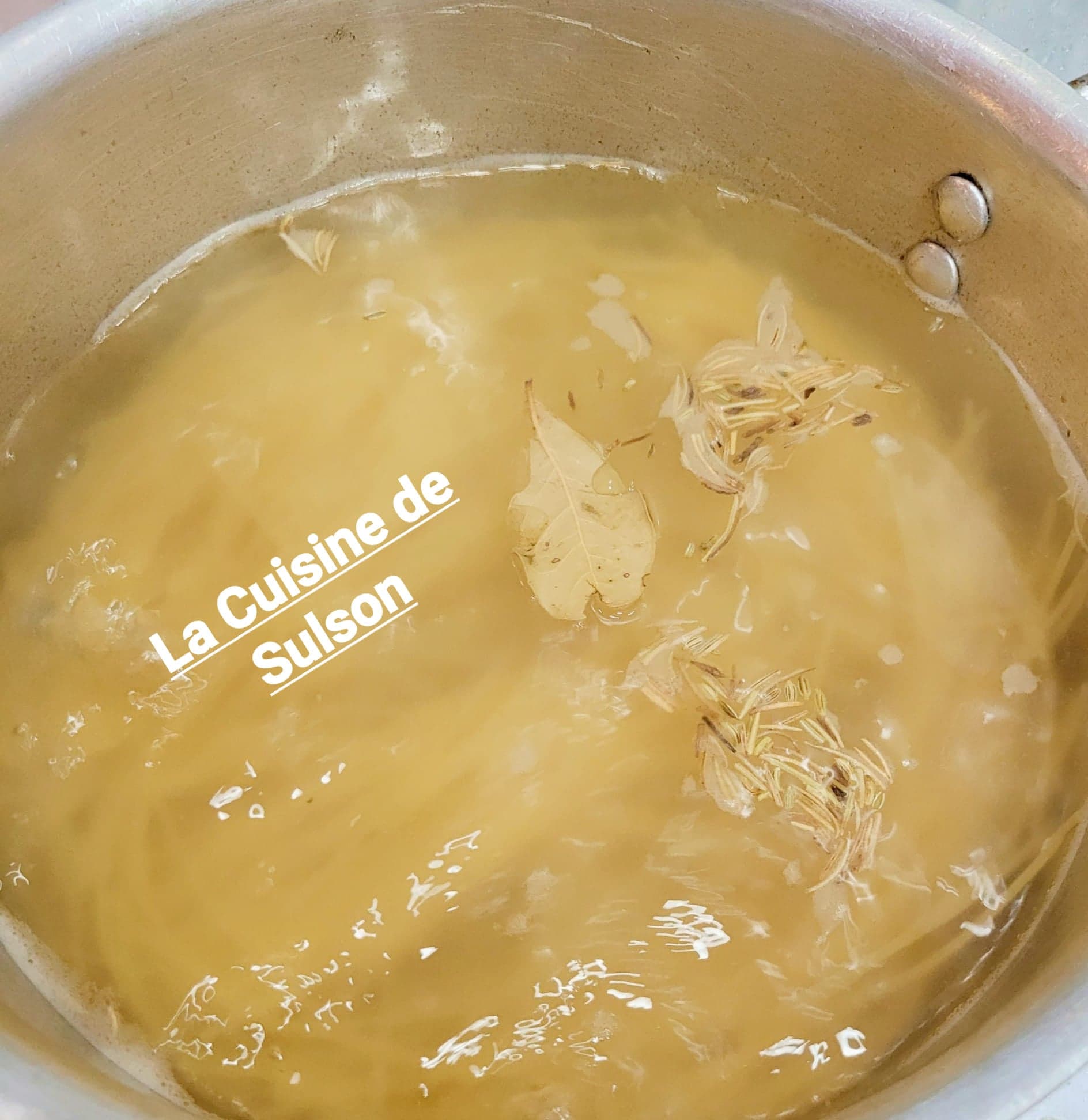 Pourquoi mettre du vinaigre et des herbes dans l’eau de cuisson des pâtes ?