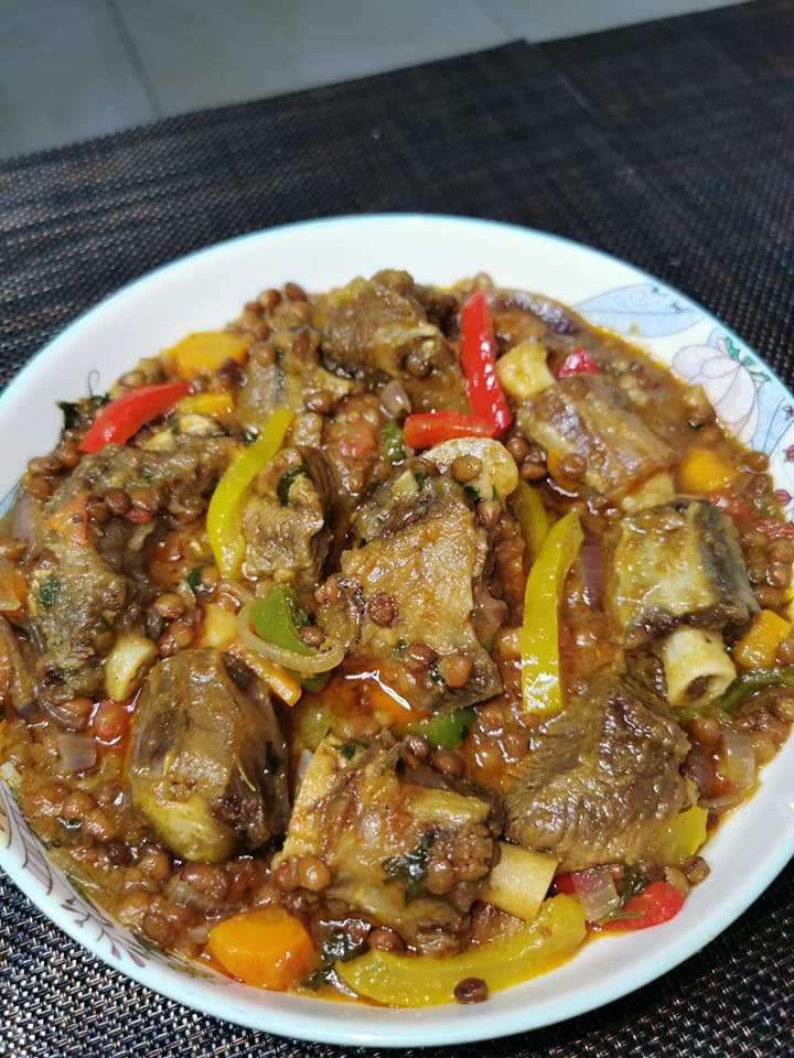 Viandes et queues de bœuf aux lentilles et légumes.