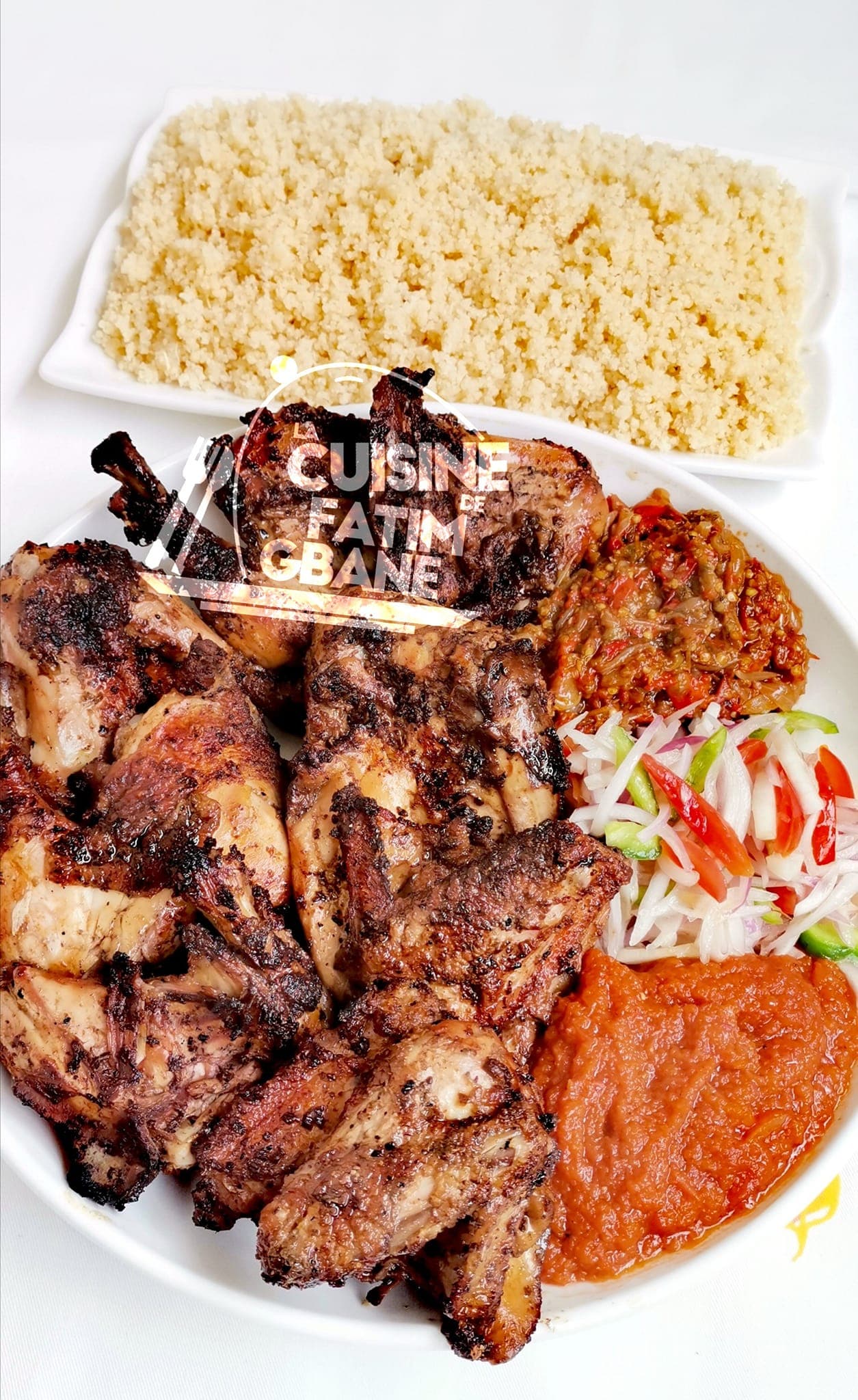 Du poulet barbecue accompagné d’attieke