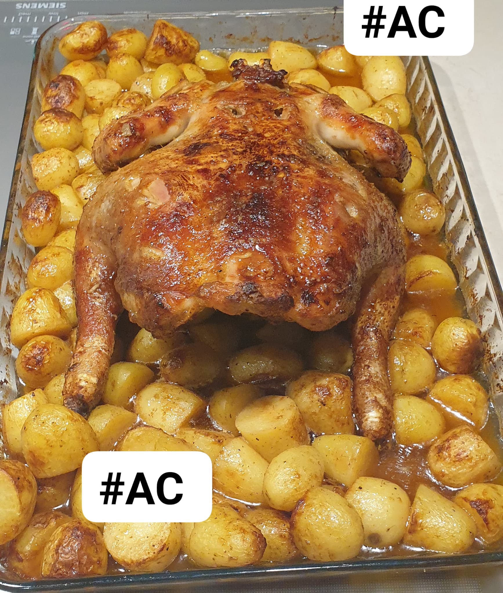 Poule fermière avec pommes de terre au four