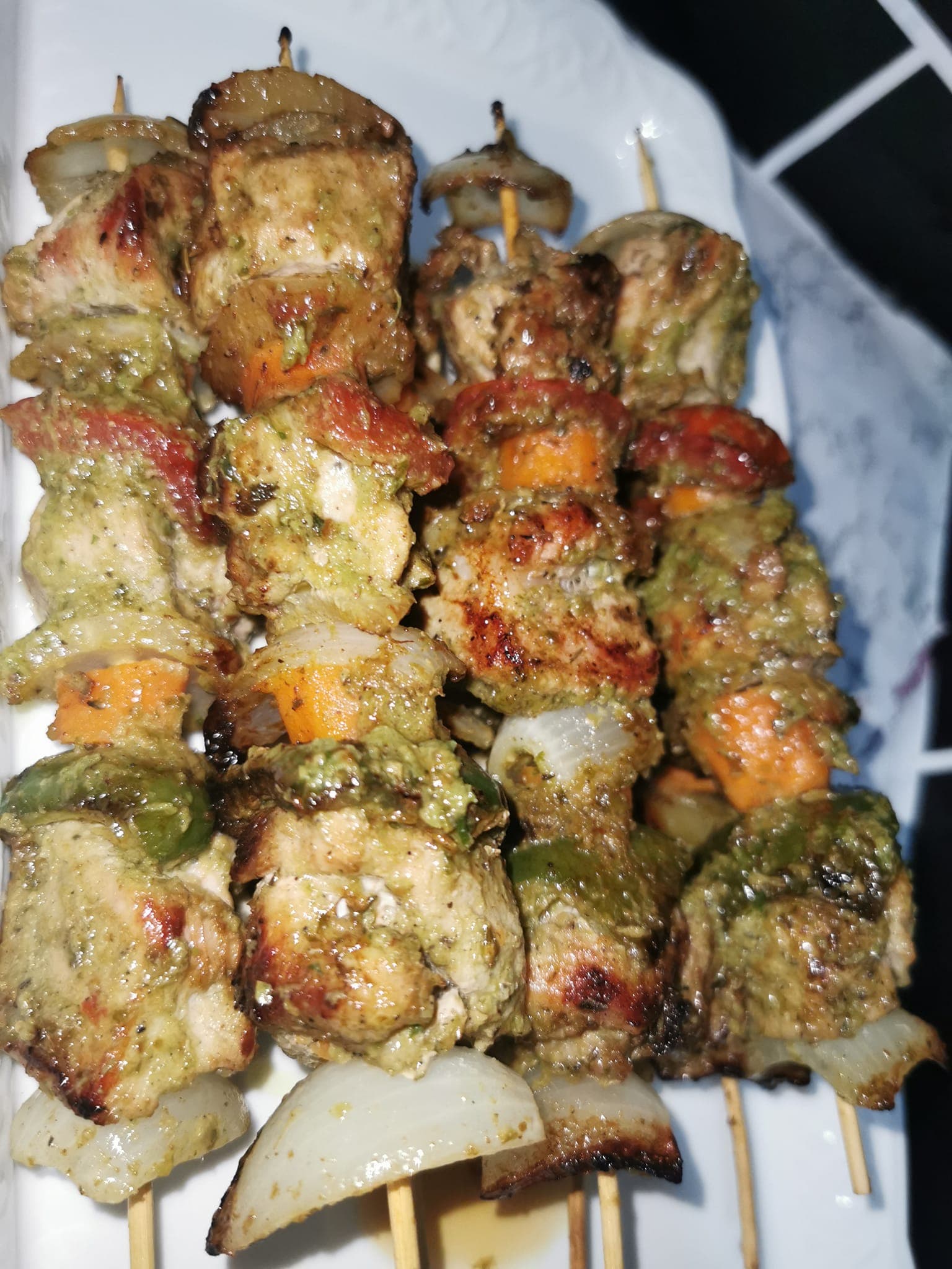 Des brochettes à la poêle hyper savoureuse, facile et rapide.