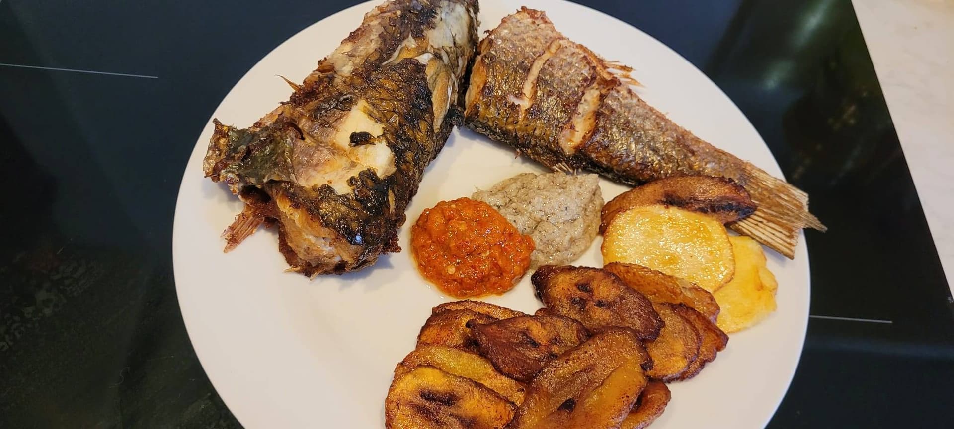Votre poisson frit/ pomme et plantain en friture