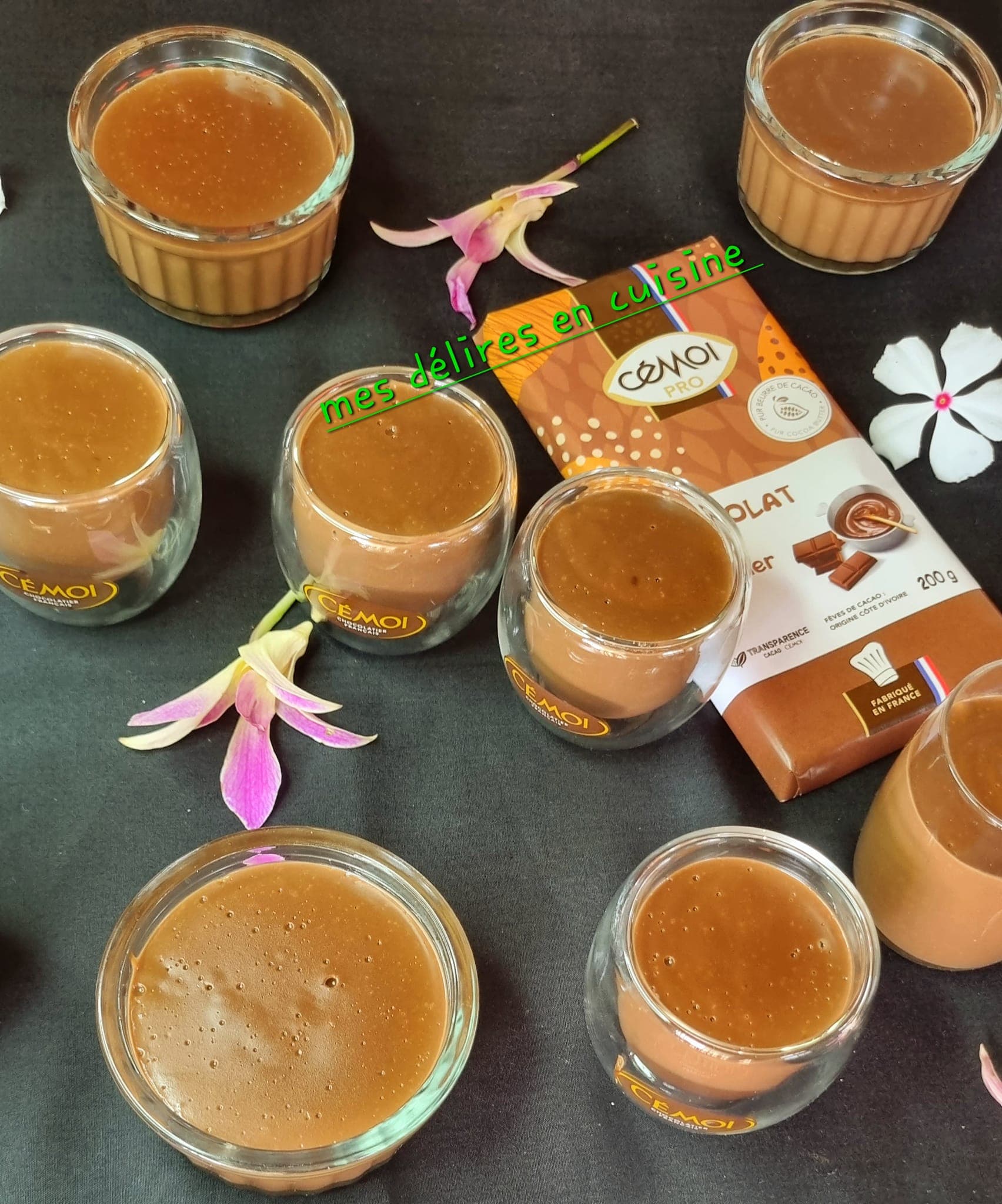 Crème dessert au chocolat noir et poudre de cacao