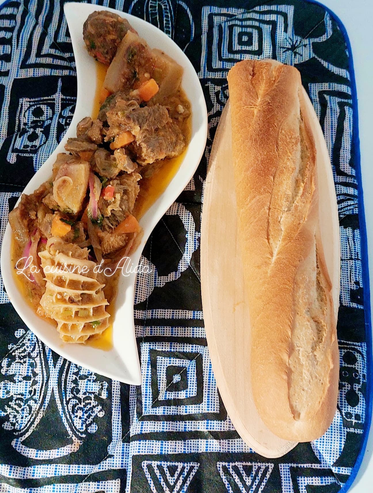 Méli-mélo de viande sautée accompagné d un bon pain croustillant