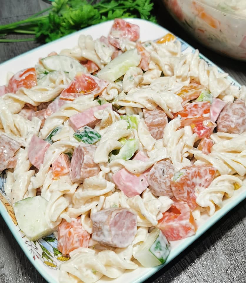 Salade de pate aux saucisson et saucisses de poulet