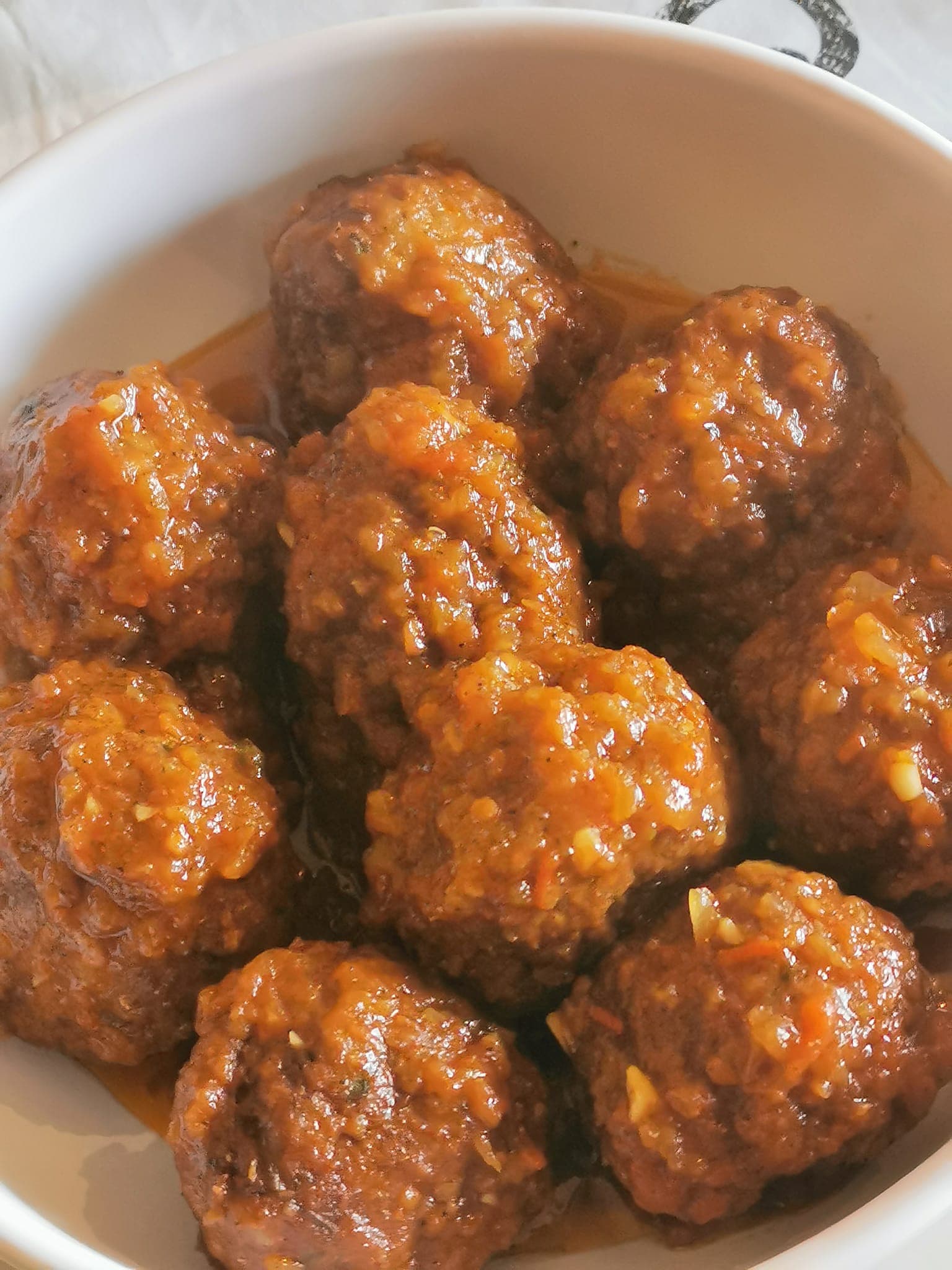 Boulettes de poisson sauté à la tomate ail et oignons,
